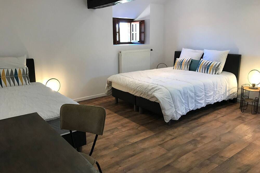 Gîte charmant près du circuit du Mans, 12 pers., 5 ch., rénové avec 3 sdb, nature et attractions proches in Yvré-l'Évêque, Sarthe