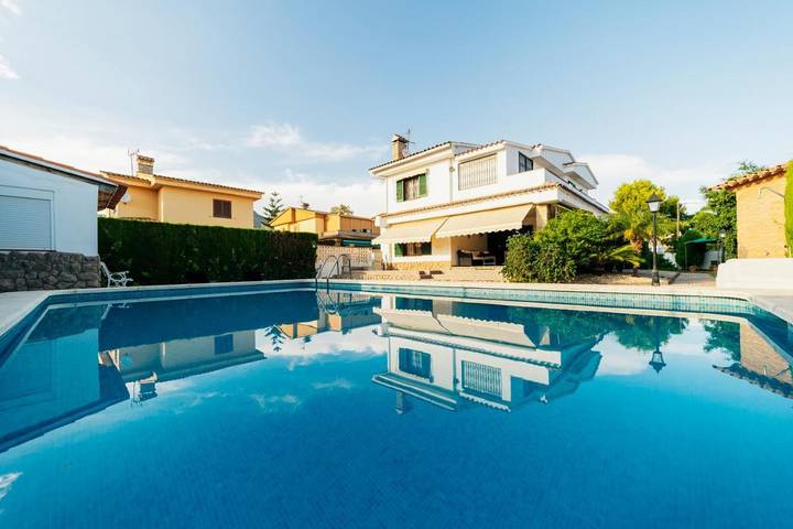 Villa for 12 people, with Balcony and Terrace as well as Pool and View in Benicassim