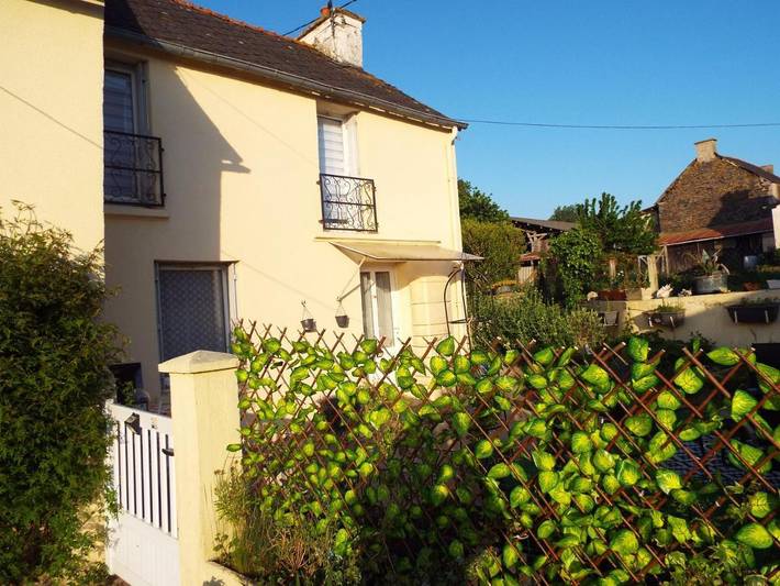 Gîte pour 9 personnes, avec jardin à Loyat