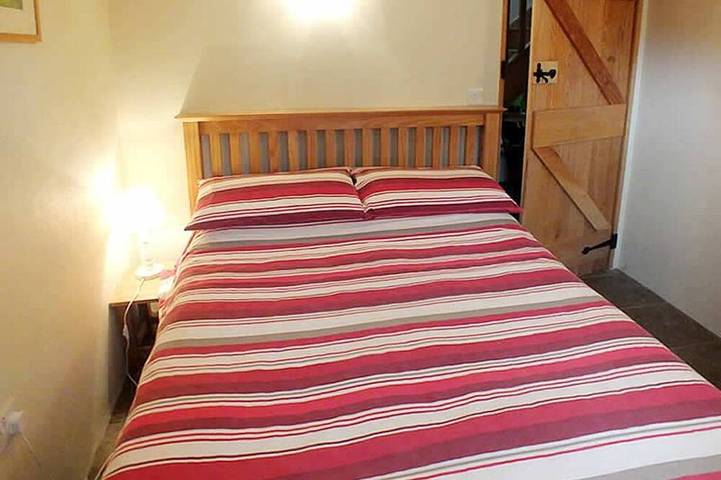 Grooms Cottage- Sleeps 4 in 2 bedrooms plus 2 to 4 dogs depending on size. in Cornwall