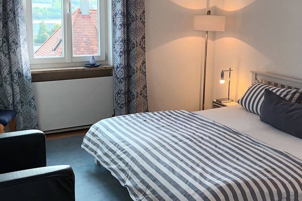 Ganze Wohnung, Frisch renovierte 4-Zimmer-Wohnung mit Weitblick vom Ortsteil Eyb bis zur Altstadt Ansbachs in Ansbach, Romantische Straße