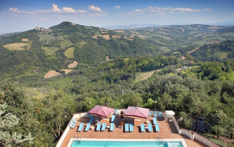 Hôtel, avec Balcon et Terrasse ainsi que Jardin et Piscine à Gemmano