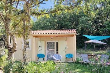 Cottage pour 5 personnes, avec piscine ainsi que jardin et terrasse à Valaurie