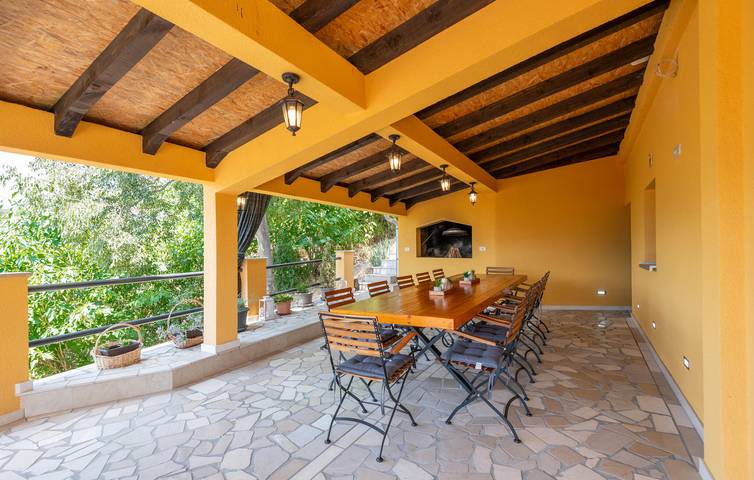 Geräumige 250 m² große Wohnung mit Terrasse, Pool und Parkplatz in der Nähe des Flusses Ričina in Imotski, Makarska Riviera