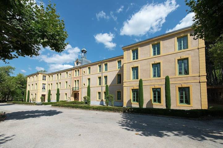 Entire apartment, Apartment in Rhone Alpes near Ski Slopes in Montbrun-les-Bains, Nyons region