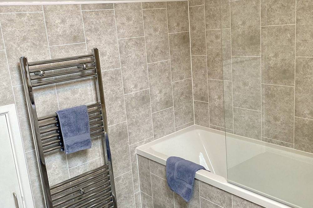 Stylish 2-Bedroom, Sleeps 5, Short walk to Durham City Centre, Wifi & Laundry in Durham, County Durham