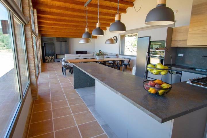 Casa rural para 15 personas, con Jacuzzi y Terraza además de Jardín y Piscina en Capolat
