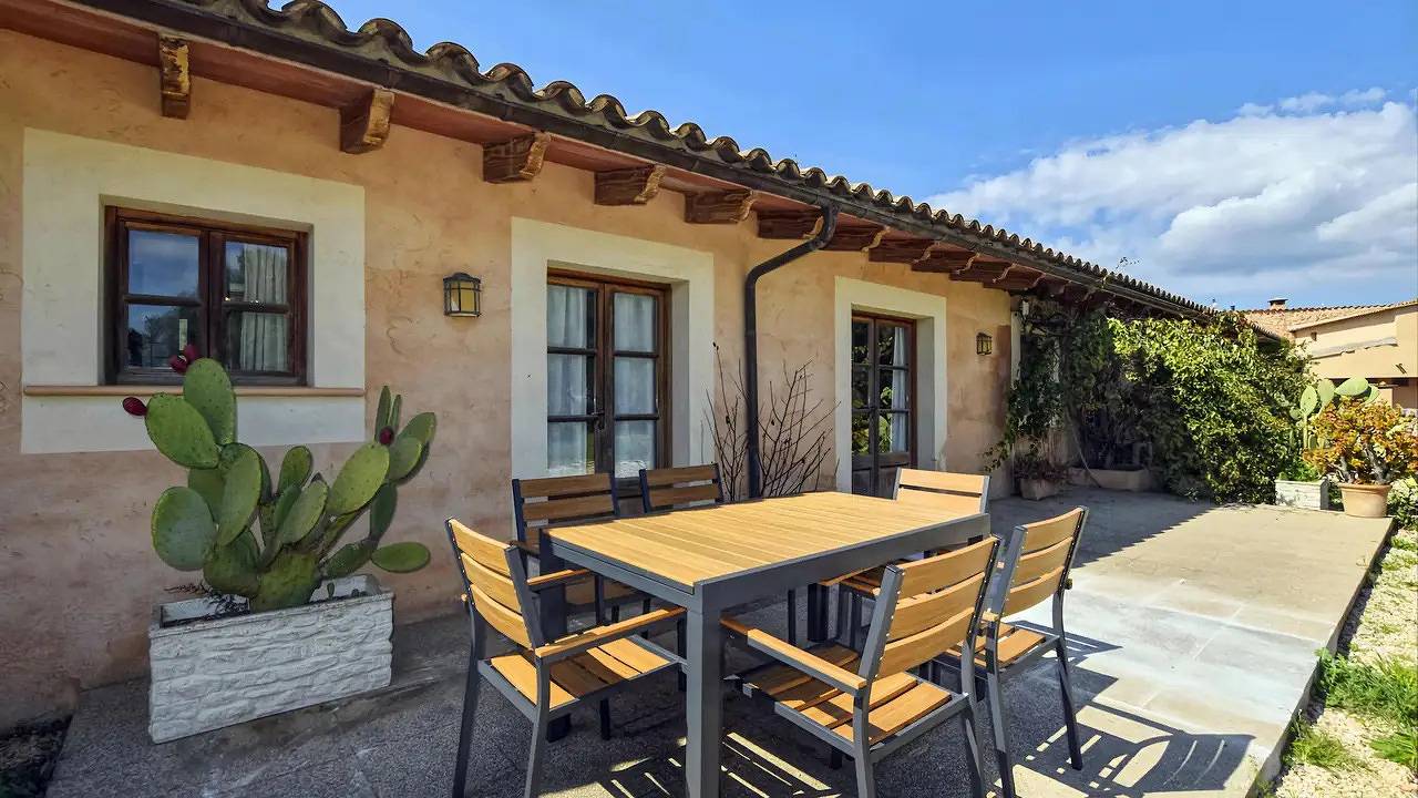 Holiday home for 9 people with garden in Santa Maria del Cami, Majorca Center