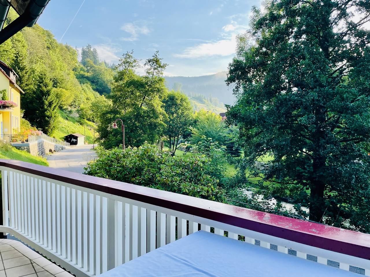 Ferienhaus Oesterle - Idyllisches Schwarzwaldhaus am Bach mit Terrasse & Balkon in Schönmünzach, Baiersbronn