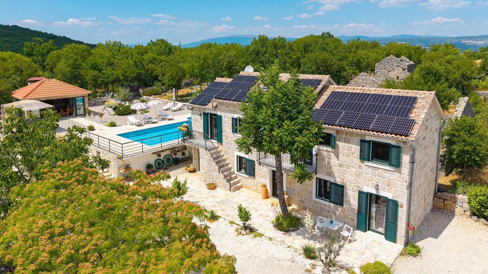 Villa Lugareva mit 52 m2 privatem Pool, 4 Schlafzimmer, 4 Bäder, Sommerküche, Spielplatz, traditionelle Umgebung in Imotski, Makarska Riviera
