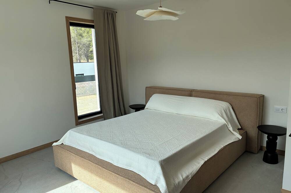 House with garden, pool and barbecue in front of golf and forest, minutes from the beach. in el Catllar, Costa Dorada