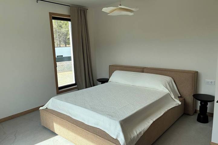 House with garden, pool and barbecue in front of golf and forest, minutes from the beach. in el Catllar, Costa Dorada