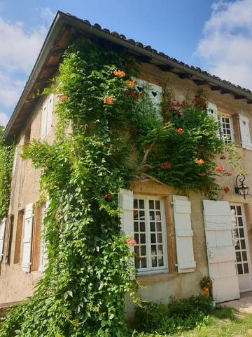 Cottage pour 2 personnes, avec jardin et sauna ainsi que piscine et vue, animaux acceptés à Charnay-lès-Mâcon