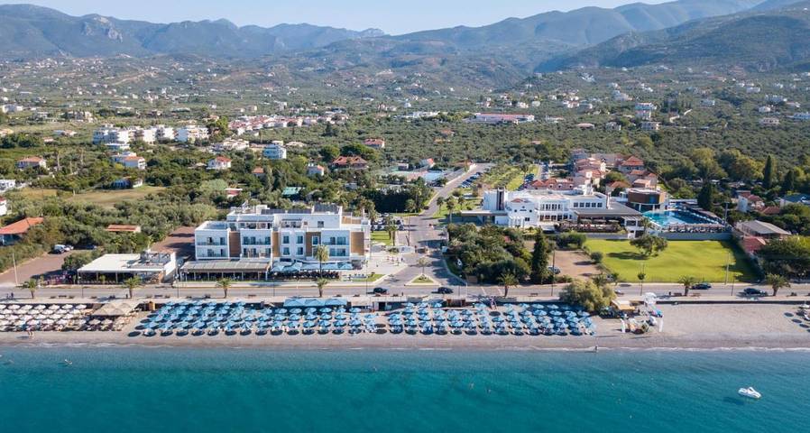 Hôtel pour 4 personnes, avec piscine et bassin pour enfant ainsi que vue et jardin