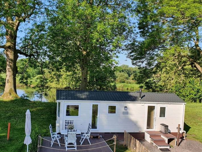 Ferienwohnung für 4 Personen, mit Terrasse und Garten sowie Seeblick und Ausblick in Ostfriesland
