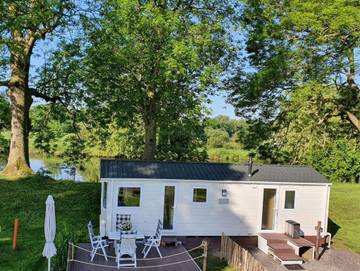 Ferienwohnung für 4 Personen, mit Garten und Seeblick sowie Ausblick und Terrasse, kinderfreundlich in Leer und Umgebung