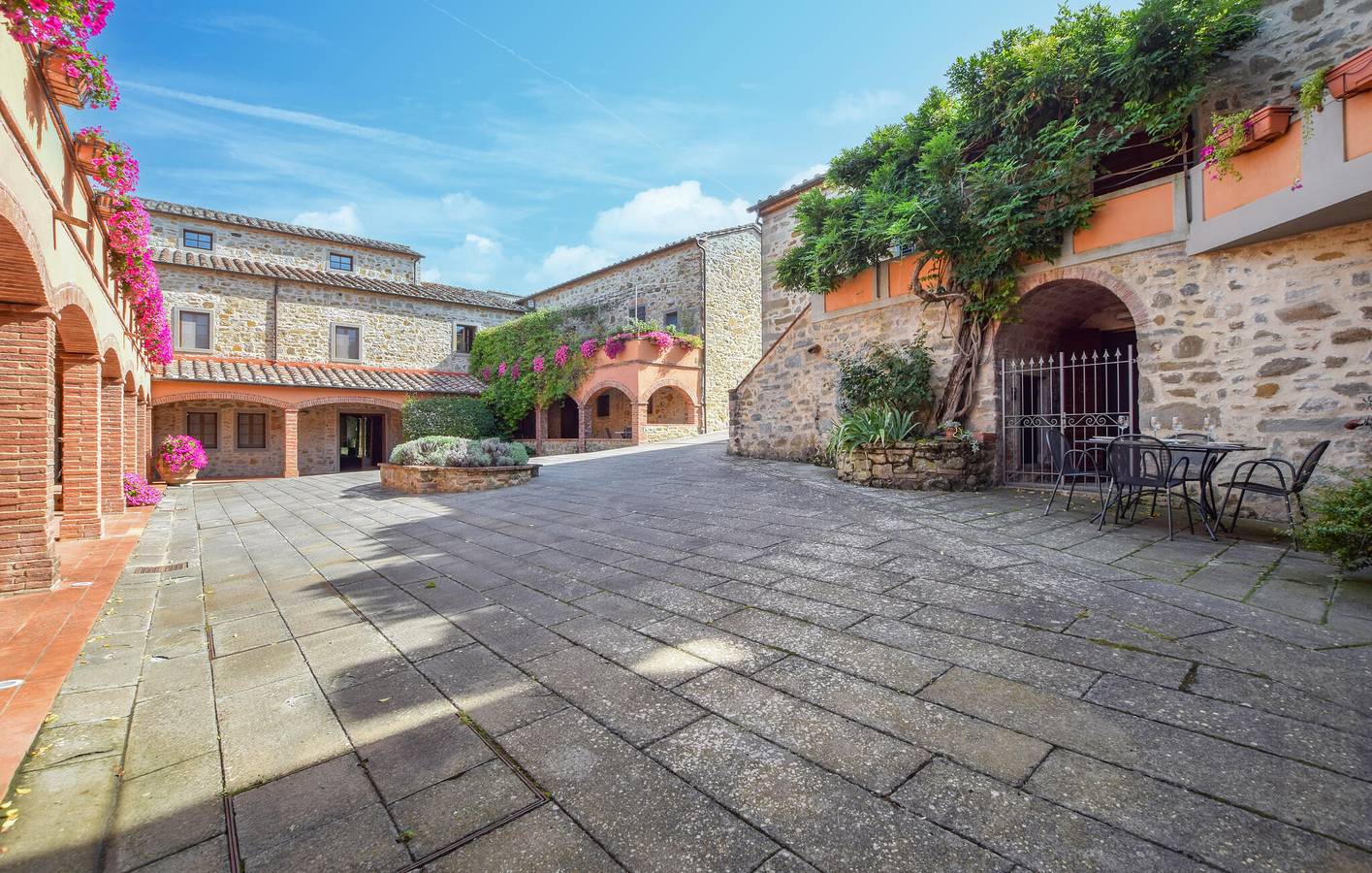 Entire holiday apartment, Luxury Apartment with Pool, AC & Parking - Metelliano 600m in Metelliano, Arezzo Province