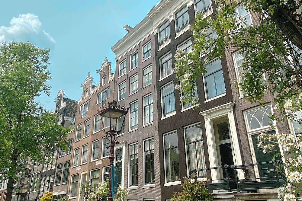 Large en-suite room in historic Canalhouse from 1729 in Dutch Coast