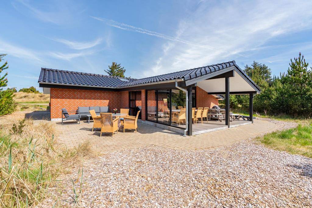 Tolles und geschmackvoll eingerichtetes Ferienhaus mit Fußballplatz und großer Terrasse in Henne, Filsø See