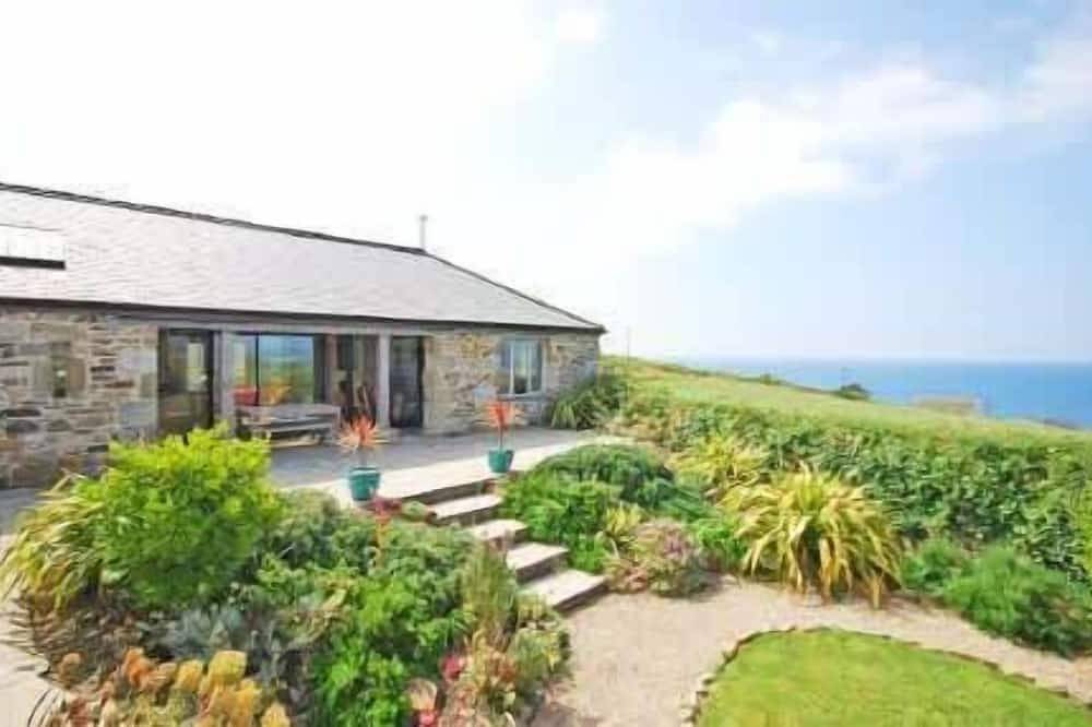 Stunning Old Carthouse with seaview in Cornwall