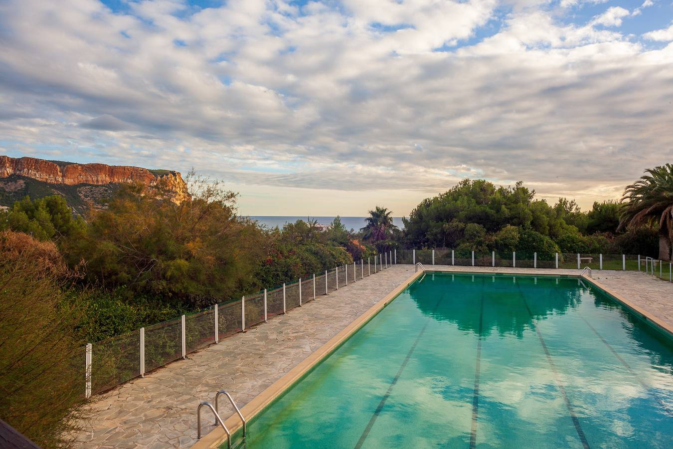 Appartement entier, Appartement "Vue Mer Dans Belle Résidence" avec vue sur mer, piscine partagée et Wi-Fi in Cassis, Parc national des Calanques