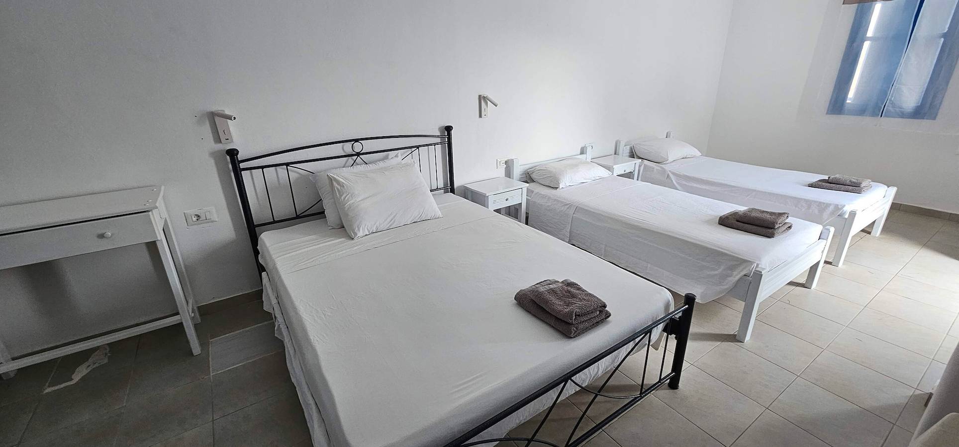 Economy Quadruple Room Apartment with Balcony, Wi-Fi and Air Conditioning in Perivolos Beach, Perissa