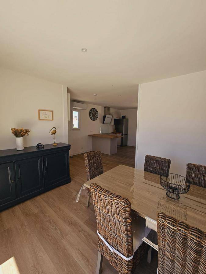 Three-Bedroom House in Dompierre-sur-Mer, Région de La Rochelle