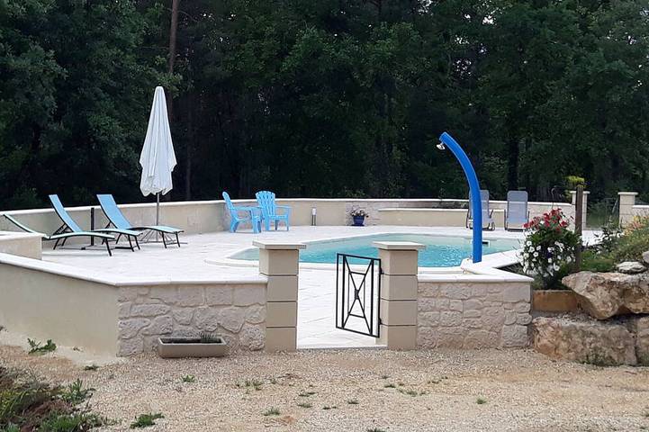 Gîte pour 2 personnes, avec terrasse et piscine à Montignac