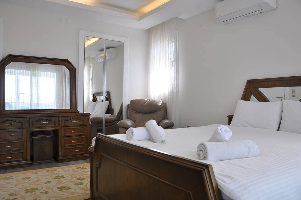 Villa Zeytin, 4-bedroom villa, private pool in Kusadasi, Aydın Province