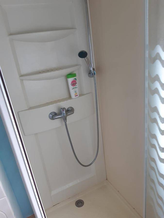 Camping pour 4 personnes, avec terrasse et piscine ainsi que jardin et vue à Vic-la-Gardiole - 2