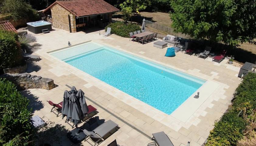 Gîte pour 2 personnes, avec bassin pour enfant ainsi que jardin et jacuzzi