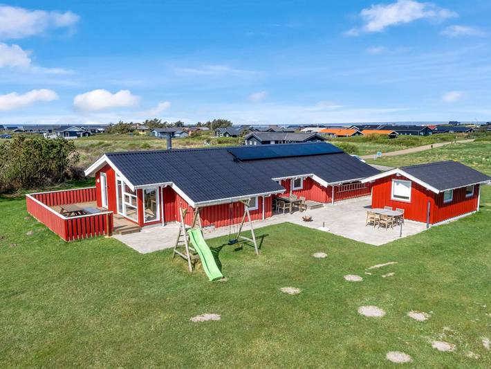 Ferieudlejning for 9 personer, med terrasse og pool samt sauna i Nørlev Strand