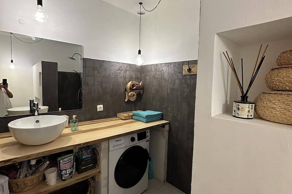 House with swimming pool and Clim for 6 people - near Aix en Pce and Marseille. in Velaux, Aix-en-Provence region