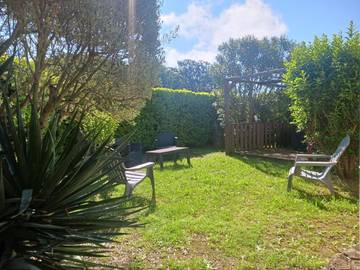 Gîte pour 3 personnes, avec terrasse ainsi que vue et jardin à Sabran