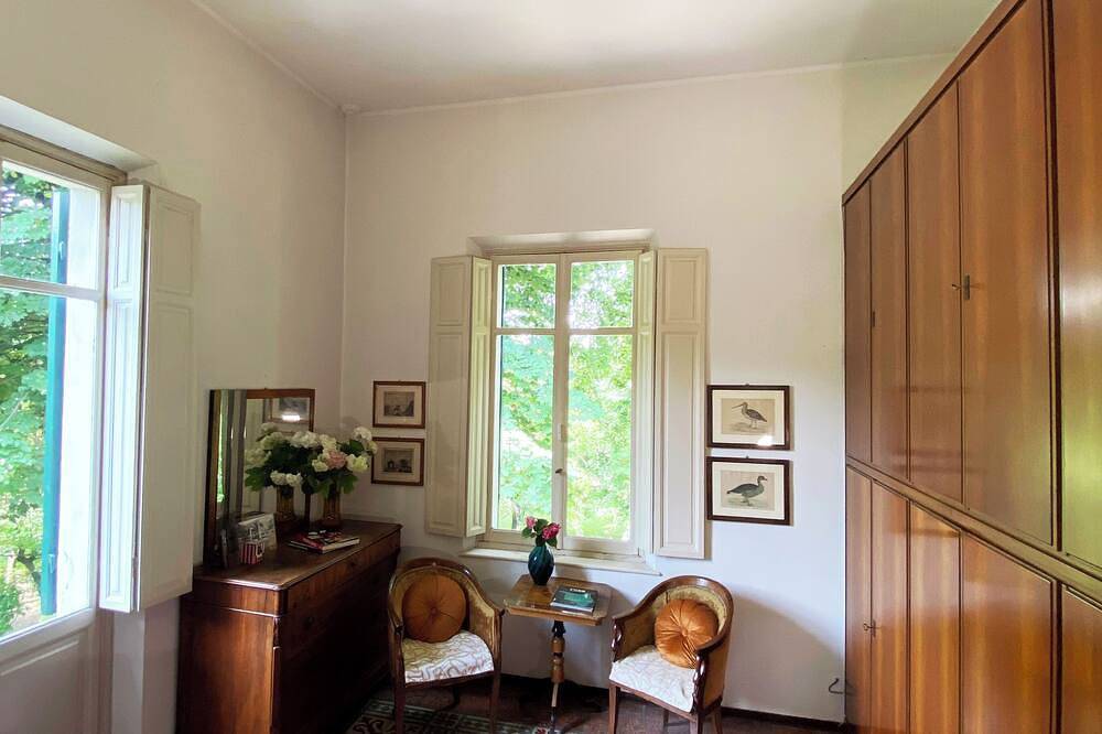 Classic room in a 19th-century villa in Parma, Parma Provinz