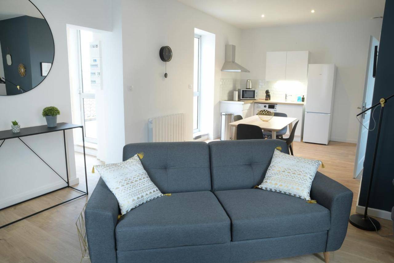 Appartement entier, T2 de 55m2 avec toit terrasse, hyper centre, wifi, draps, savons et serviettes fournis in Cognac, Charente