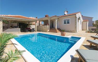 Ferienhaus für 8 Personen, mit Terrasse in Peroj