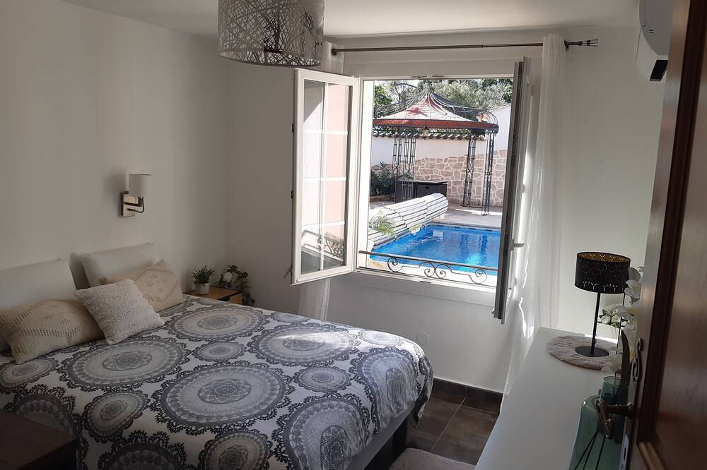 Entire apartment, Independent studio in villa in Le Cannet-des-Maures, Draguignan region