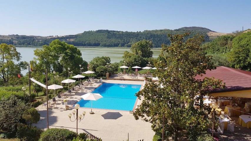 Appartamento per 5 persone, con vista lago e giardino nonché piscina e panorama, con animali domestici ad Enna