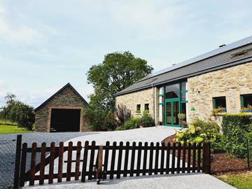 Location de vacances pour 16 personnes, avec jardin et vue, animaux acceptés dans Nadrin