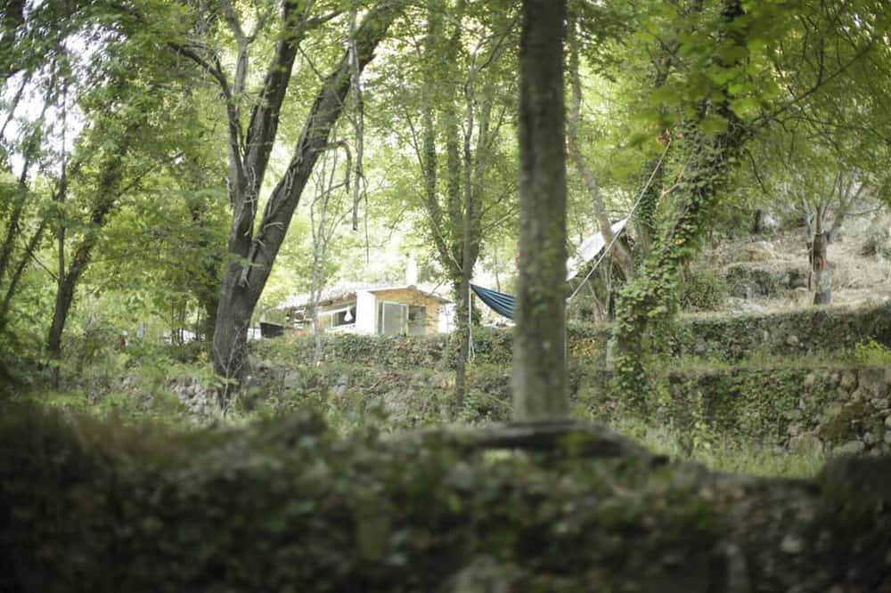 Terre libre 2, glamping. Hutt with garden and access to a river. in Fayence, Draguignan Region