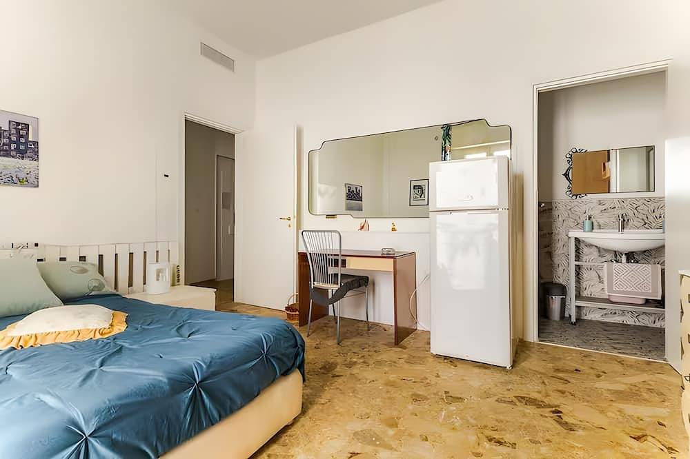 Appartement entier, Chambre 'Art Vintage-Lit Double Français' avec Balcon, Wi-Fi et Climatisation in Noicàttaro, Province de Bari
