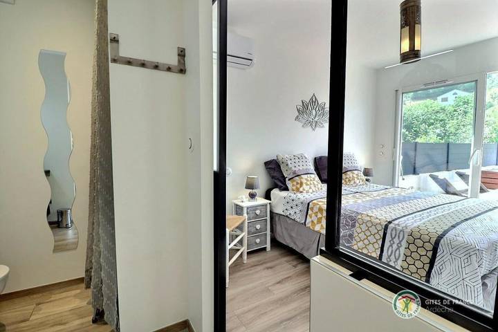 Location de vacances pour 3 personnes, avec piscine ainsi que vue et jardin à Labégude - 3