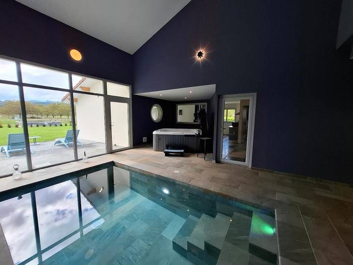 Gîte pour 2 personnes, avec Jacuzzi et Terrasse ainsi que Jardin et Piscine à Saint-Romans