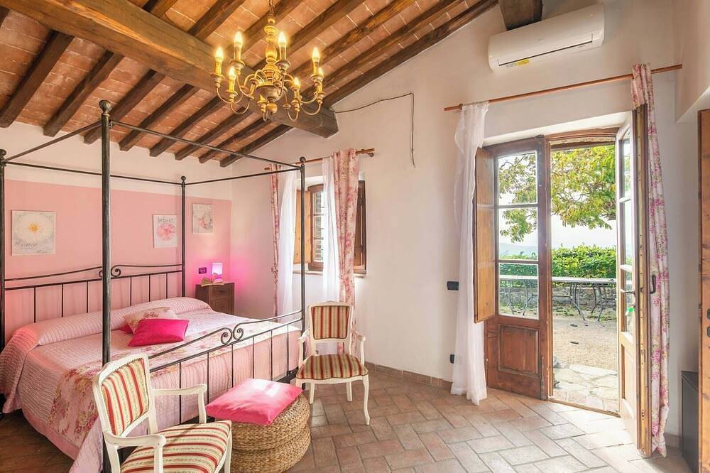 Podere Palazzolo, ancient farmhouse nestled in the hills of Chianti Classico. in Castellina in Chianti, Chianti