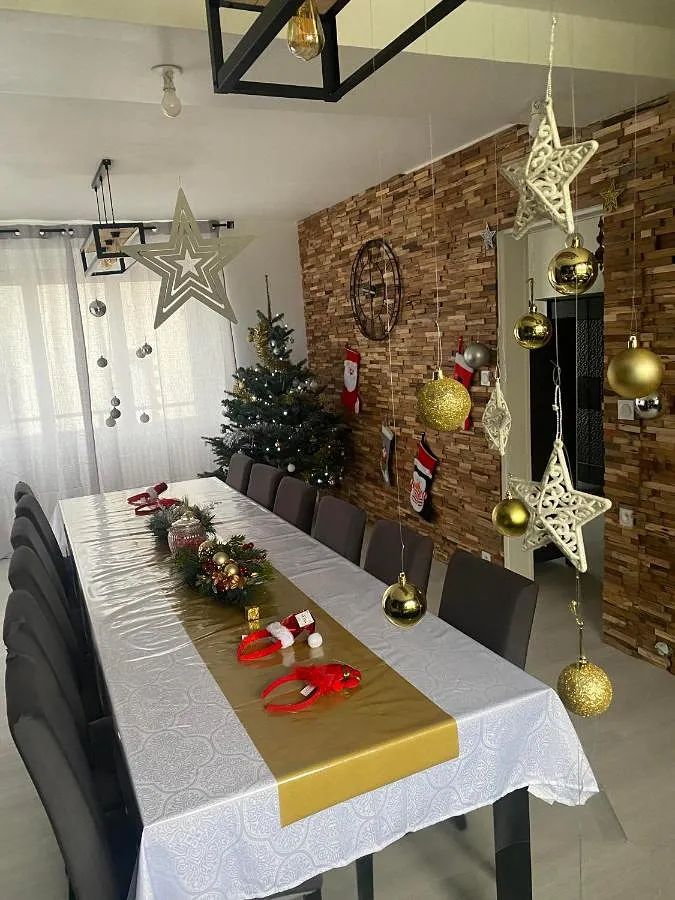 Casa de vacaciones para 11 personas, con jardín además de vistas y piscina - 1