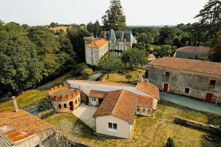 Location de vacances pour 6 personnes, avec piscine ainsi que balcon et vue à Vouvant
