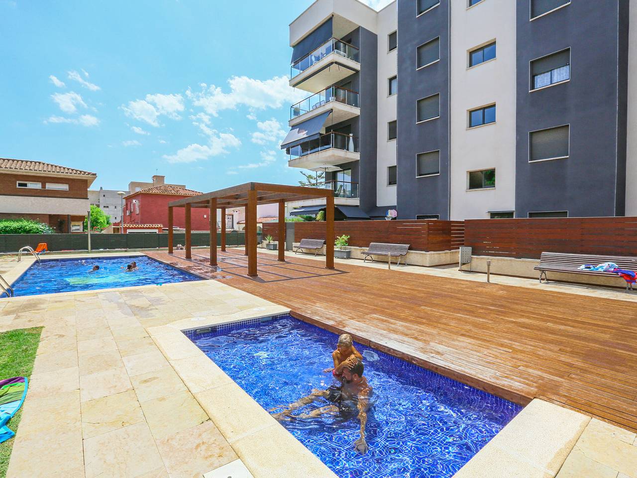 Entire apartment, Beachfront Apartment for 6 with Private Terrace, Garden & Pool Access in Cambrils, Costa Dorada