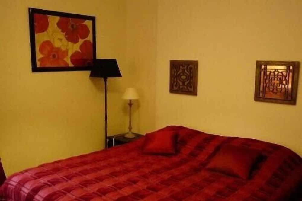 Gîte avec piscine couverte et chauffée, jacuzzi, 10 couchages, Avignon in Avignon, Vaucluse