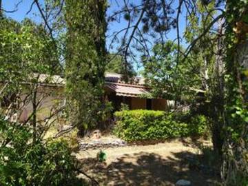 Gîte pour 6 personnes, avec jardin ainsi que terrasse et piscine, animaux acceptés à Lacoste